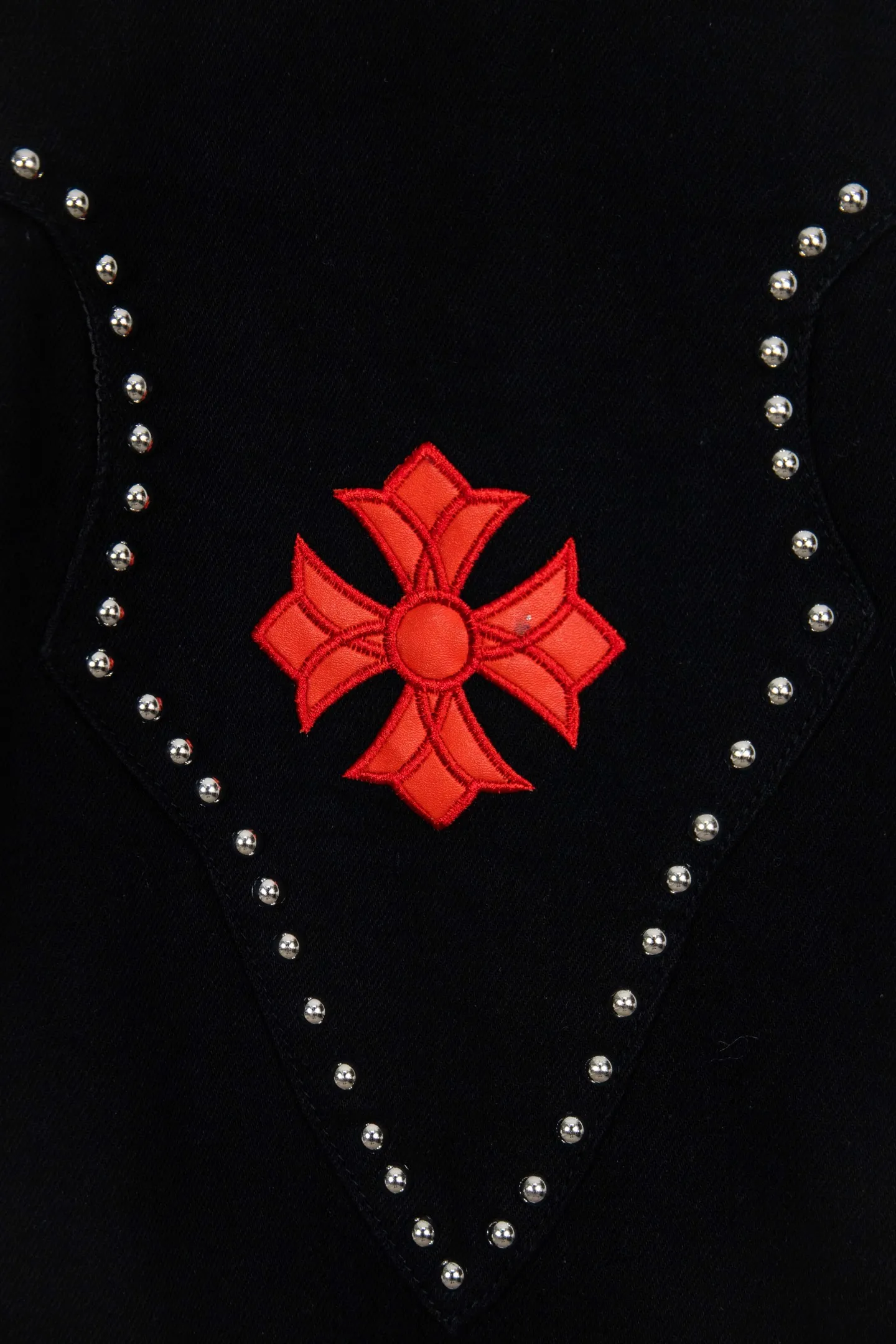 P320 Chrome Hearts heavy-duty denim jacket with heavy rivets, the same style as the Internet celebrity. Denim jacket with cross print all over, unique cross design elements, full of design. It is made of 100% denim cotton fabric with heavy coarse yarn count, which ensures a stiff and tough silhouette while being soft, comfortable and breathable. The lapel is designed with silver buttons and is full of texture. The classic cross logo is all over the dress, making it a perfect versatile style for spring and summer! The original loose version is made of high-quality pure cotton fabrics. The fabric pattern is high-definition and delicate without burrs. It is comfortable and breathable to wear. All the buttons are molded and customized. It is casual and fashionable and can be matched with any bottoms. It can be windproof and sunproof in spring and summer. It can be worn outside in autumn and winter! Easily concave shape makes you look slimmer and taller, perfect for both men and women! Color: Black Size: S M L XL